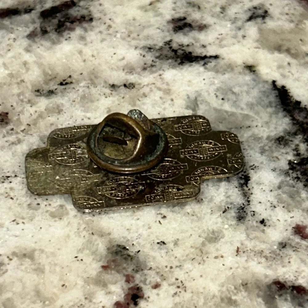 Winn‎ Dixie Courtesy Award Lapel Pin Vintage Grocery Store H3
